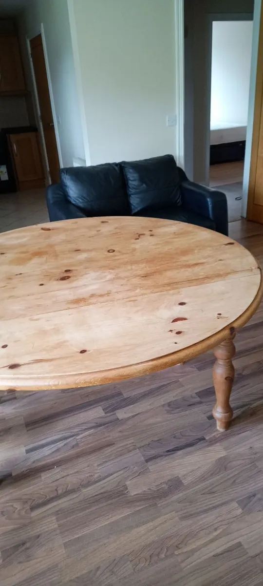 Table and chairs - Image 4