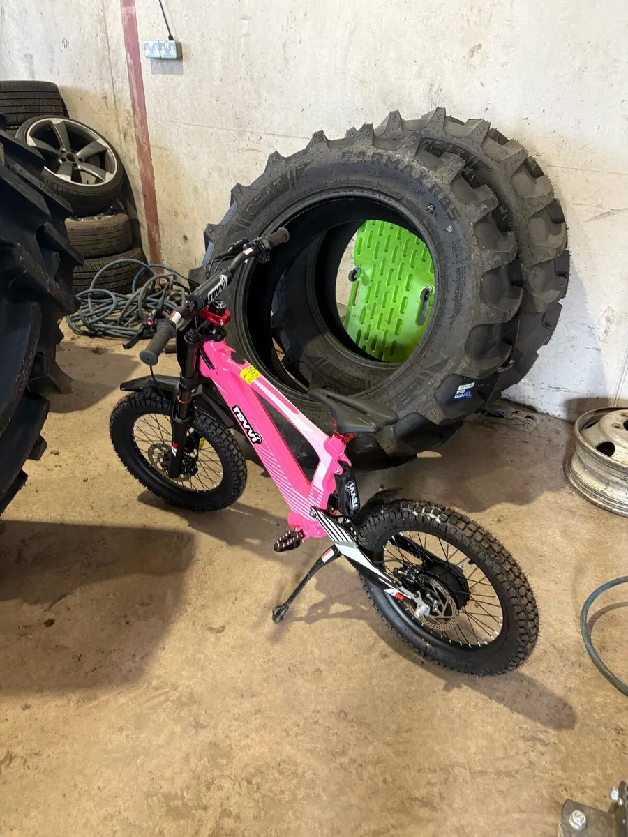 18” pink revvi brand new - Image 2