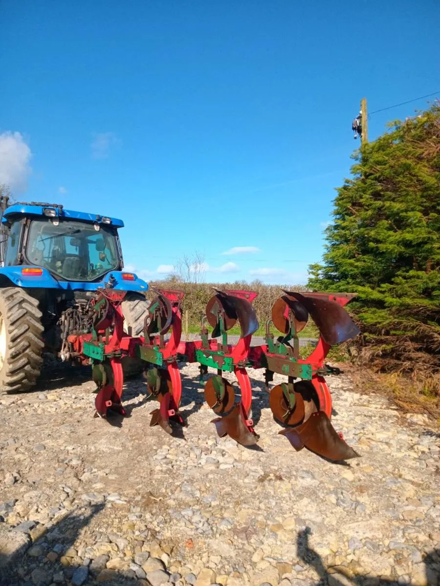 Kverneland 4 furrow reversible plough - Image 2