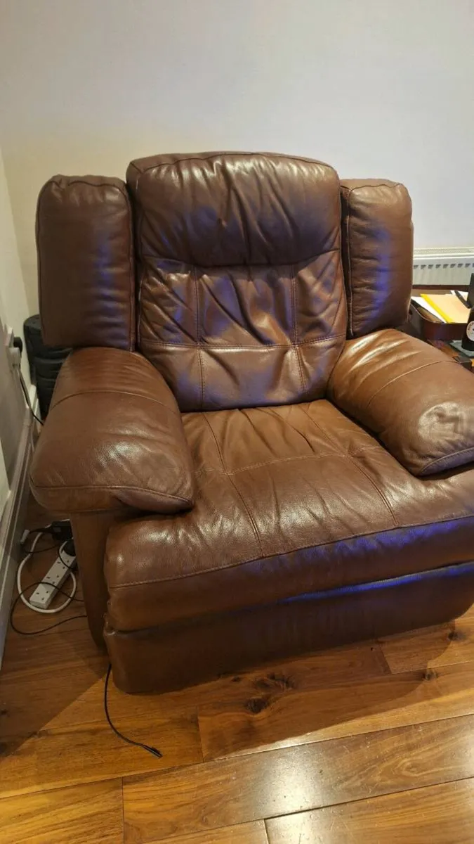 Leather arm chair also eletric. - Image 1
