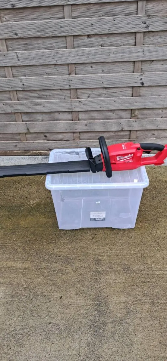 Milwaukee 18v hedge trimmer - Image 2