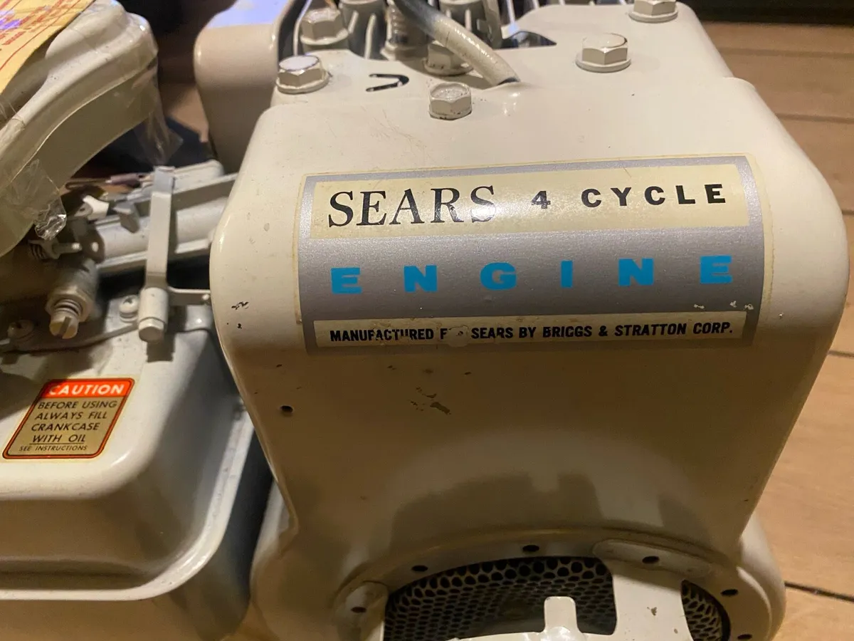 Briggs and Stratton engine - 1976 - never used - Image 4