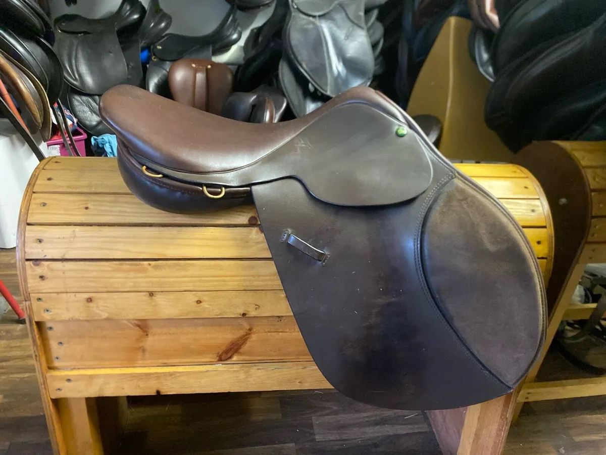 17 ideal brown Leather jump  saddle - Image 1
