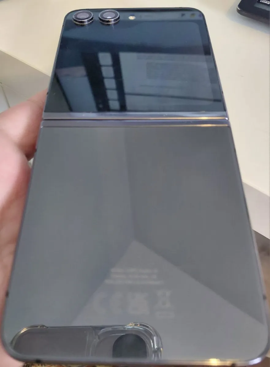 Samsung Galaxy Flip 5 - Image 3