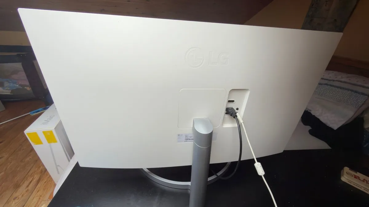LG 32” 4K UHD Monitor - Image 4