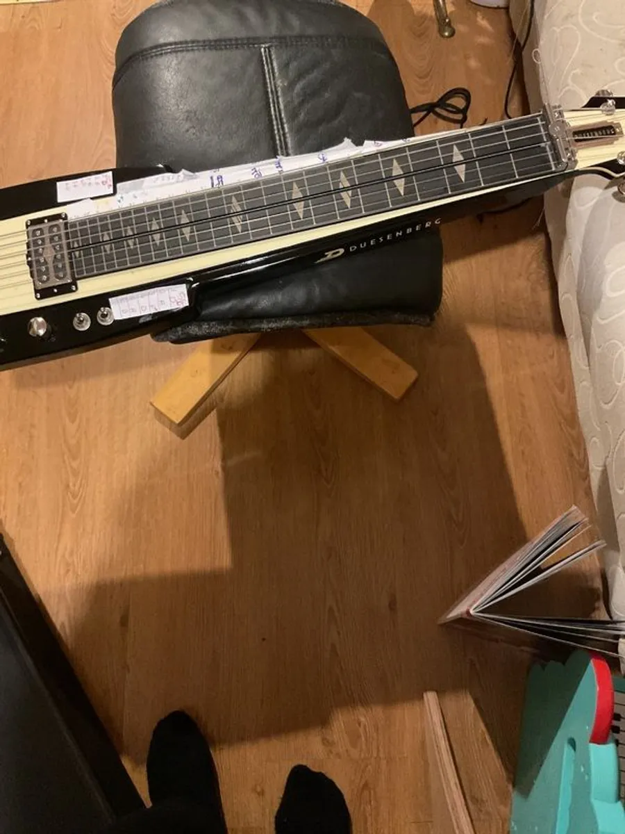 Dusenberg lapsteel guitar with robust case - Image 3