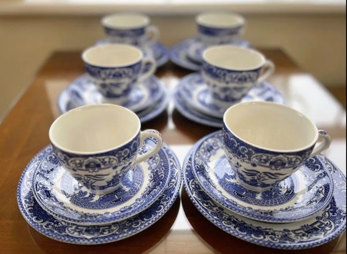 18 piece blue willow - Image 2