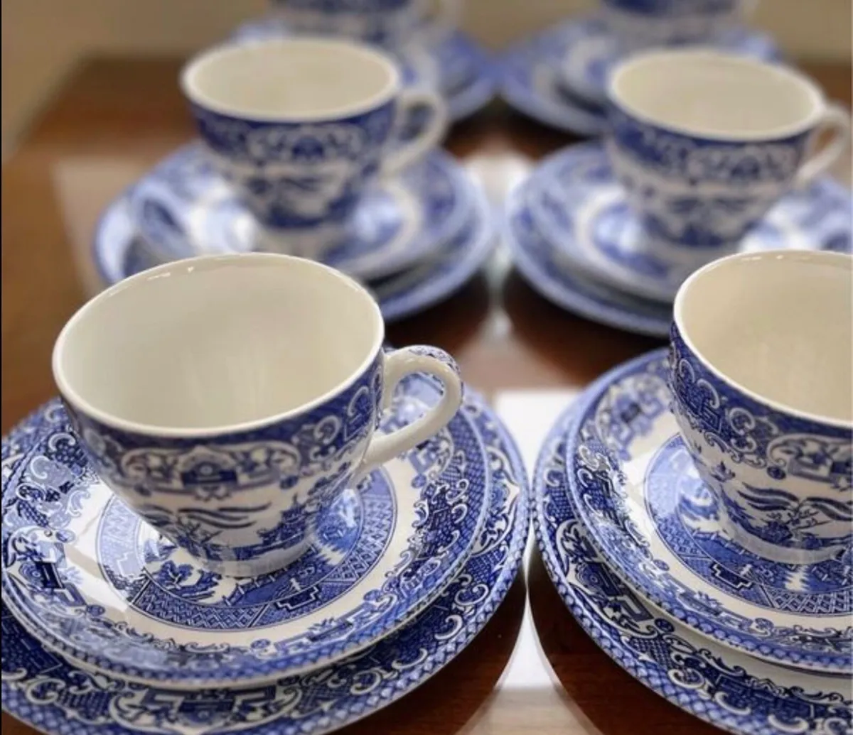 18 piece blue willow - Image 1