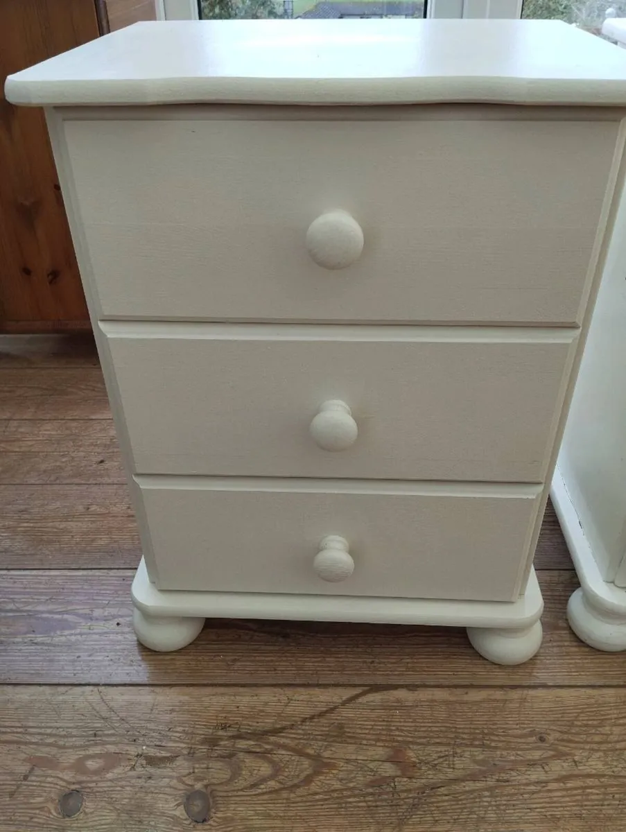 3 cream lockers - Image 2