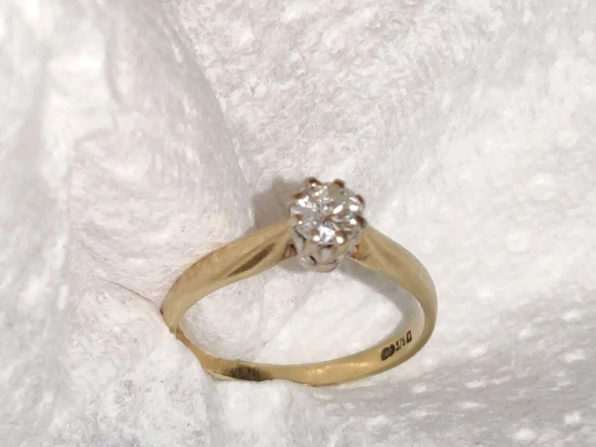 LARGE DIAMOND SOLITAIRE, 9CT THICK Gold Ring ! - Image 3