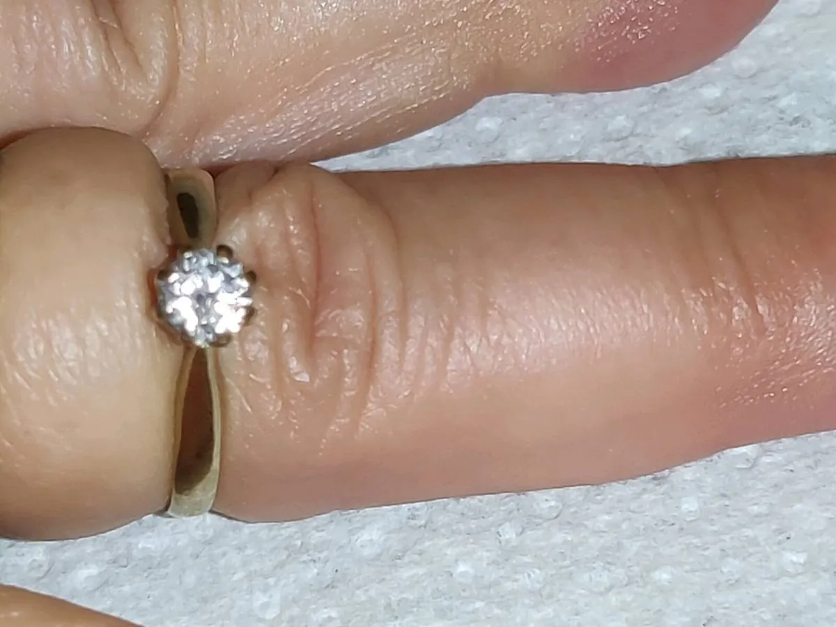 LARGE DIAMOND SOLITAIRE, 9CT THICK Gold Ring ! - Image 4