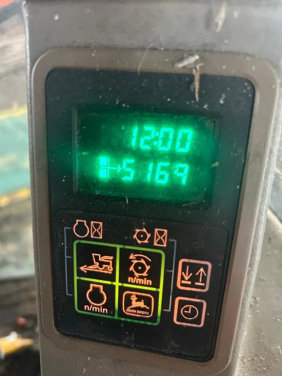 John Deere 6850 Self Propelled - Image 2