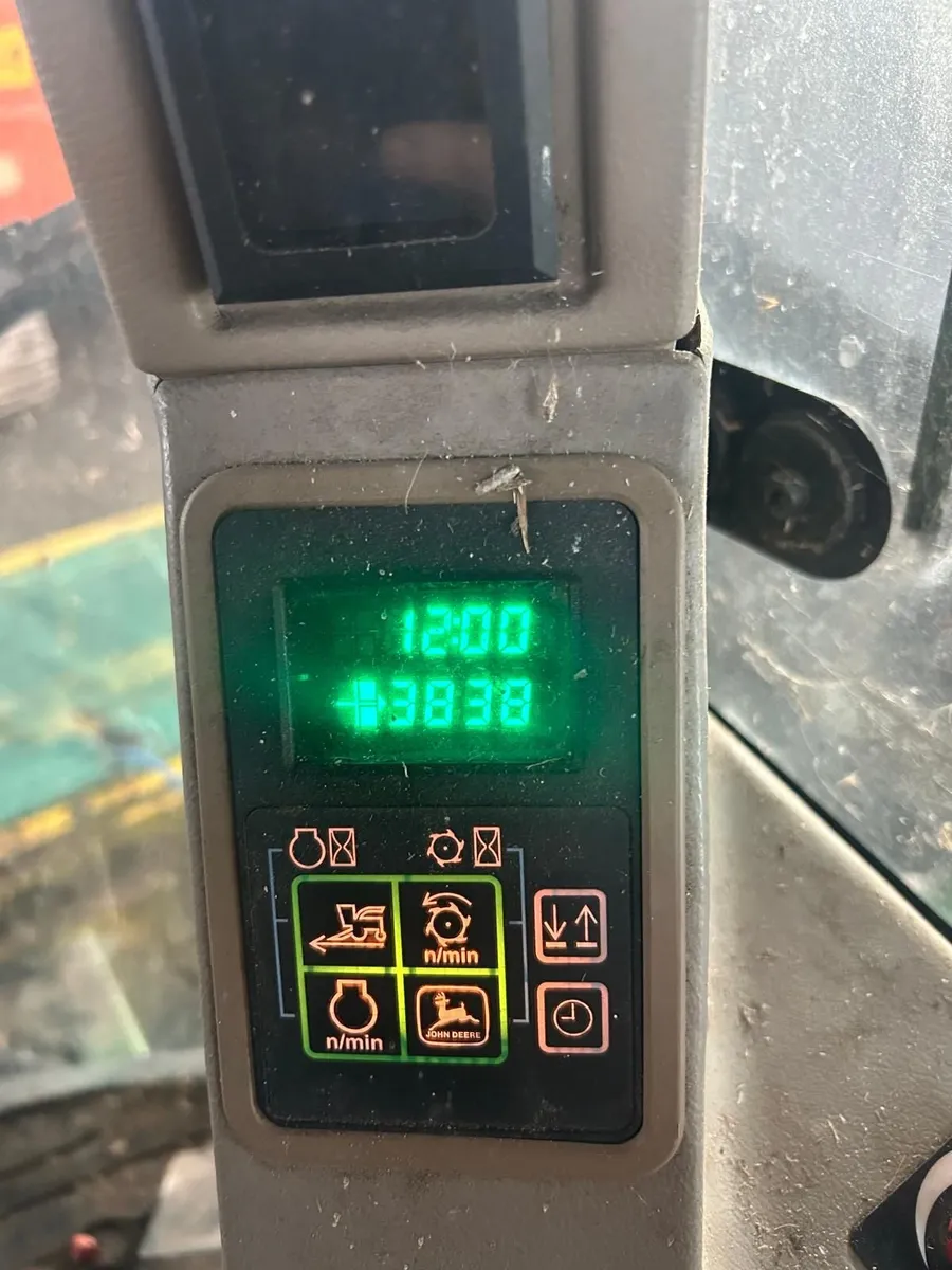 John Deere 6850 Self Propelled - Image 3