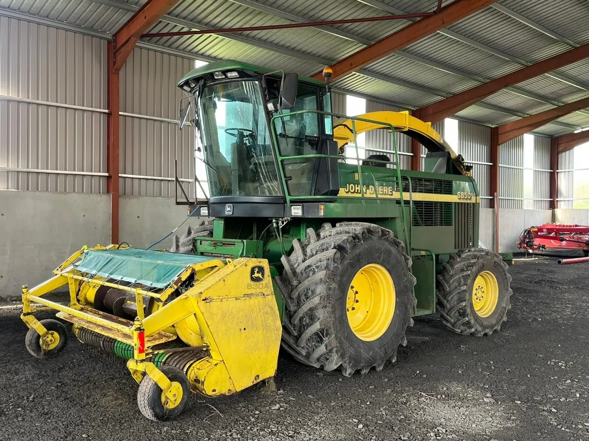 John Deere 6850 Self Propelled - Image 1