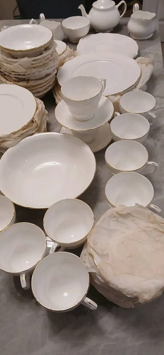 75 piece Duchess dinner service - Image 2