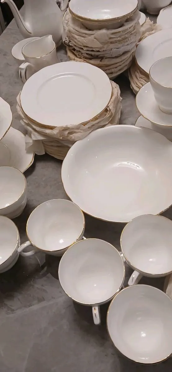 75 piece Duchess dinner service - Image 3
