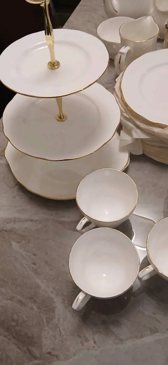 75 piece Duchess dinner service - Image 4