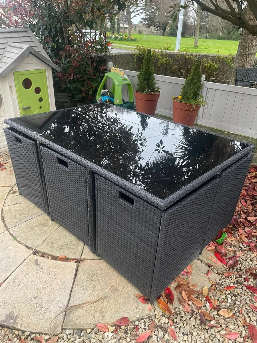 Garden table and 6 chairs - Image 1