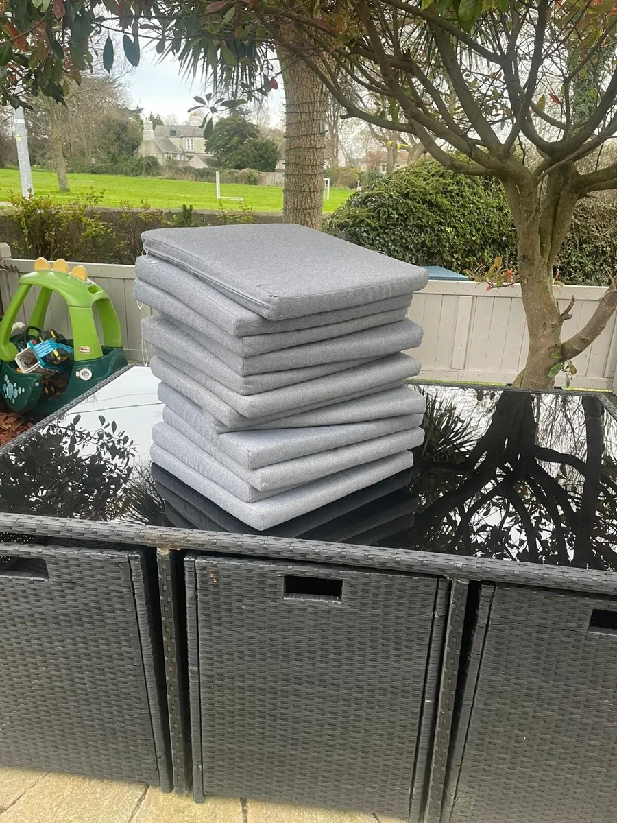 Garden table and 6 chairs - Image 2