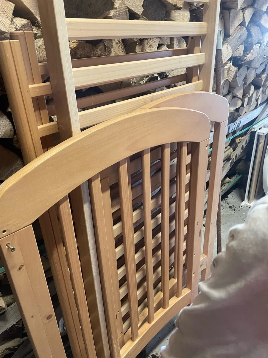 Cot with mattress - Image 1