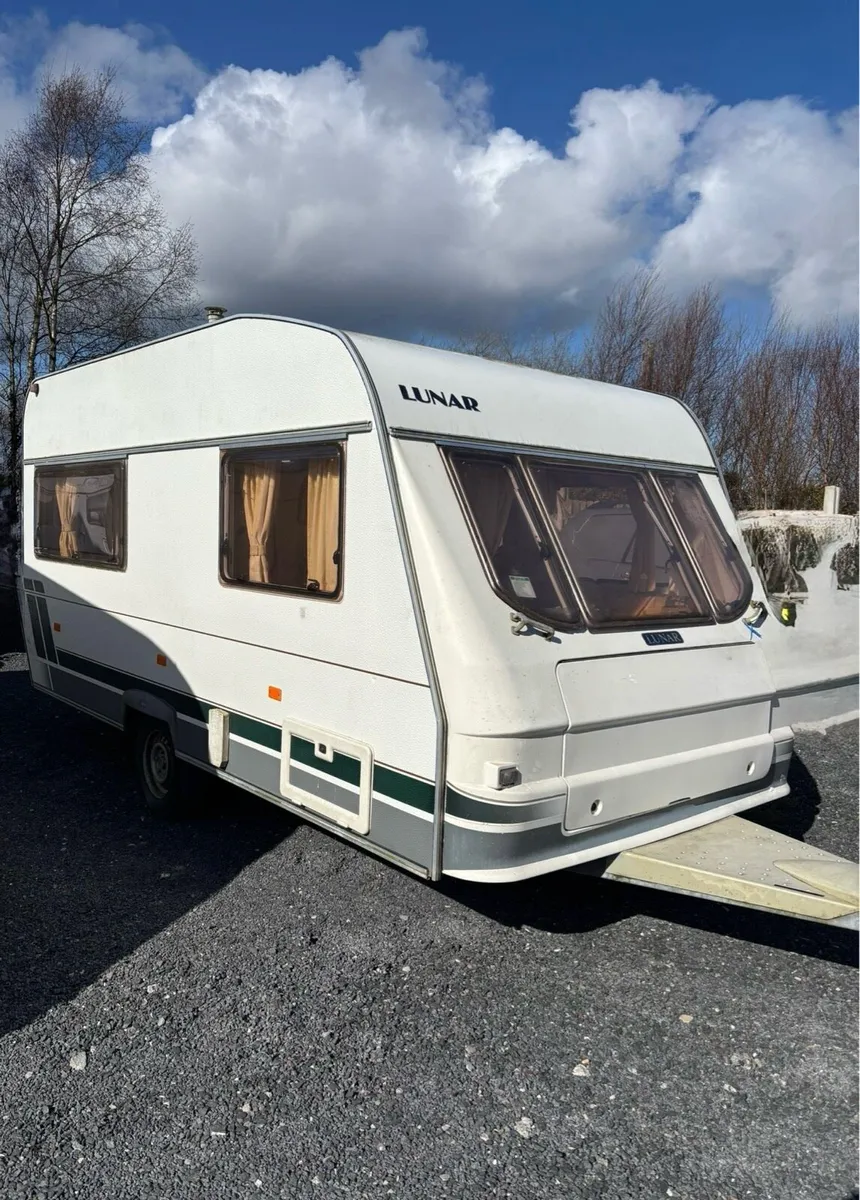 Lunar 4 Berth Lightweight +Awning Caravan - Image 2