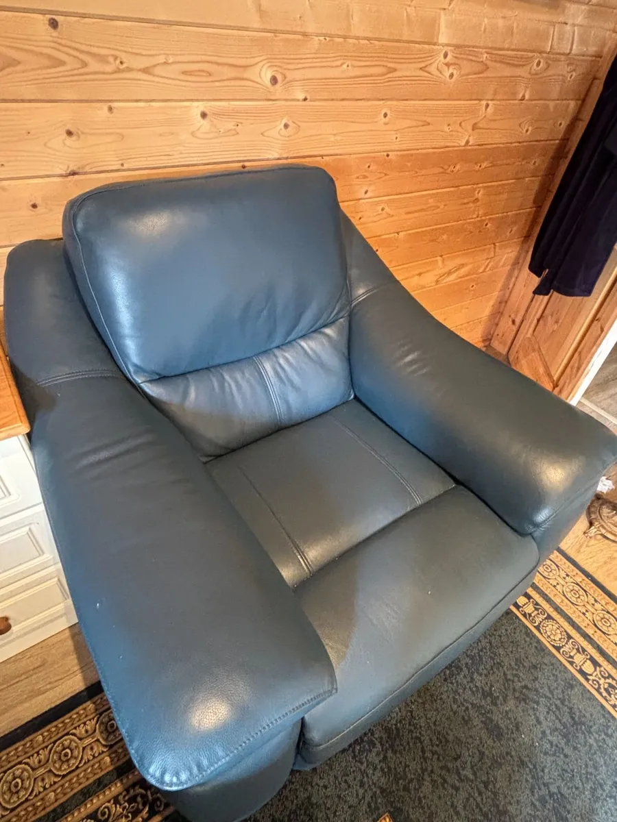 Pair of leather electric recliners - Image 1