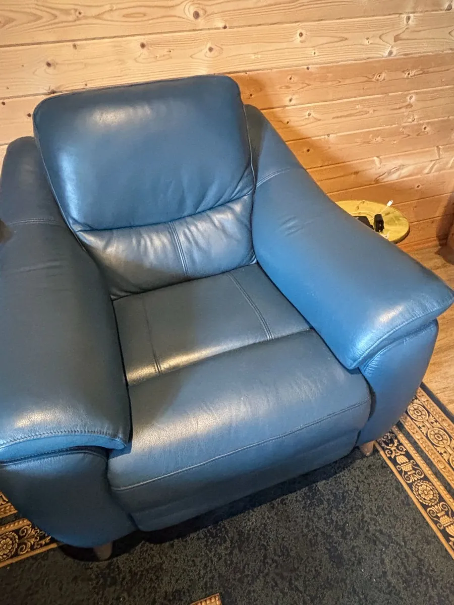Pair of leather electric recliners - Image 2