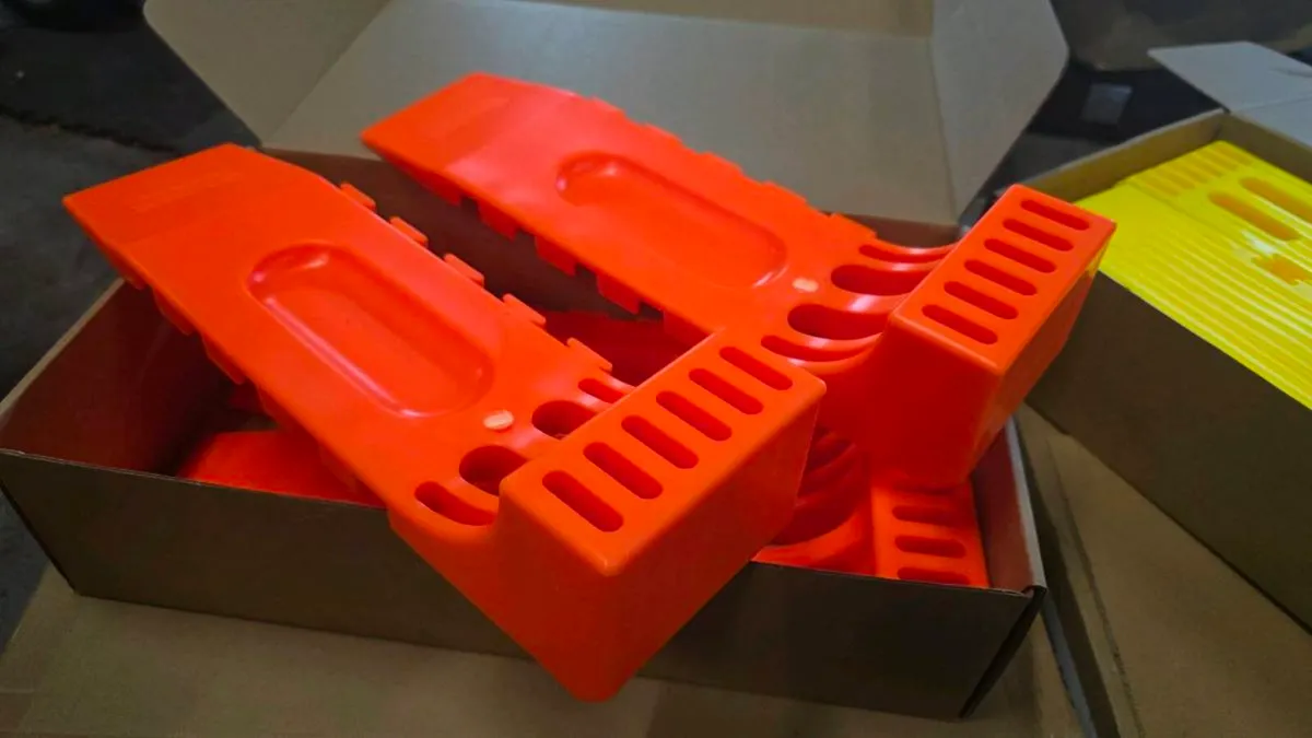 SLIPPERY JIMS - Image 4