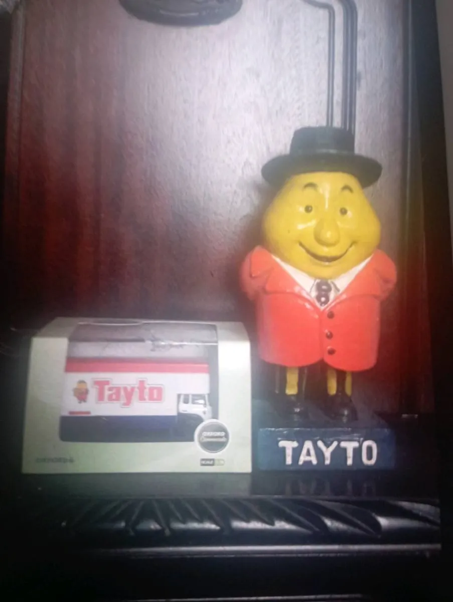 DIE-CAST MODLE 1-76 00 BEDFORD TAYTO VAN & FIGURE - Image 1