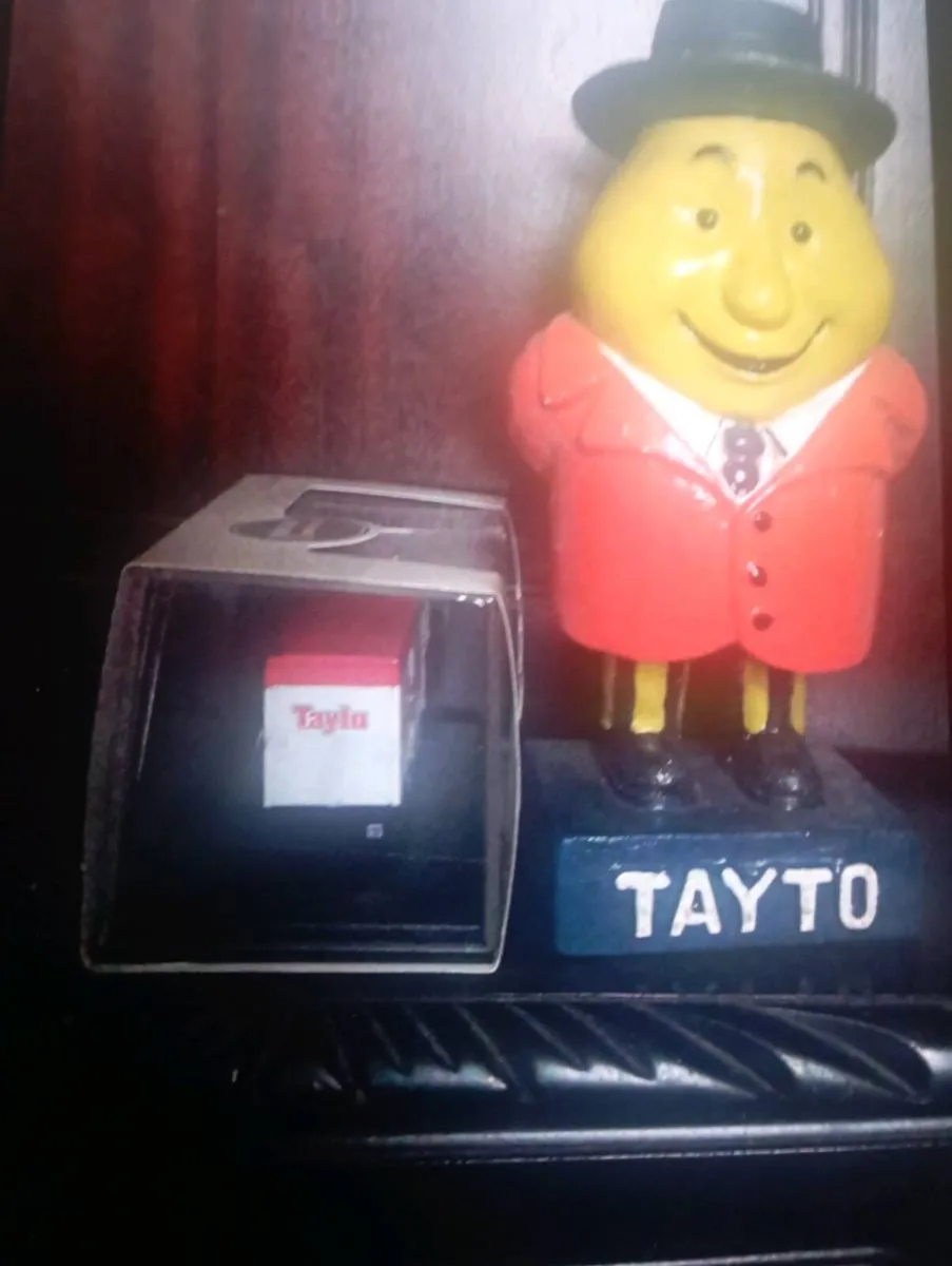 DIE-CAST MODLE 1-76 00 BEDFORD TAYTO VAN & FIGURE - Image 3