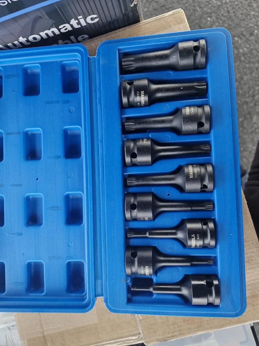 Impact spline bit sets