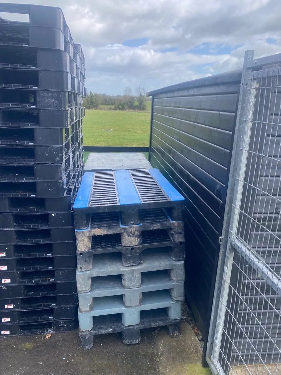 Flat base pallets for sale