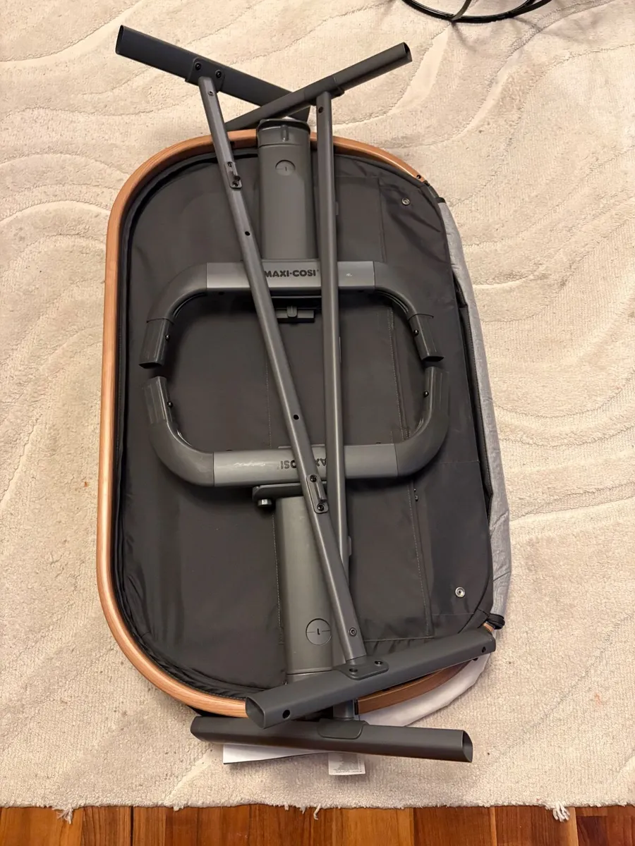 Maxi Cosi Iora co sleeper crib - Image 3