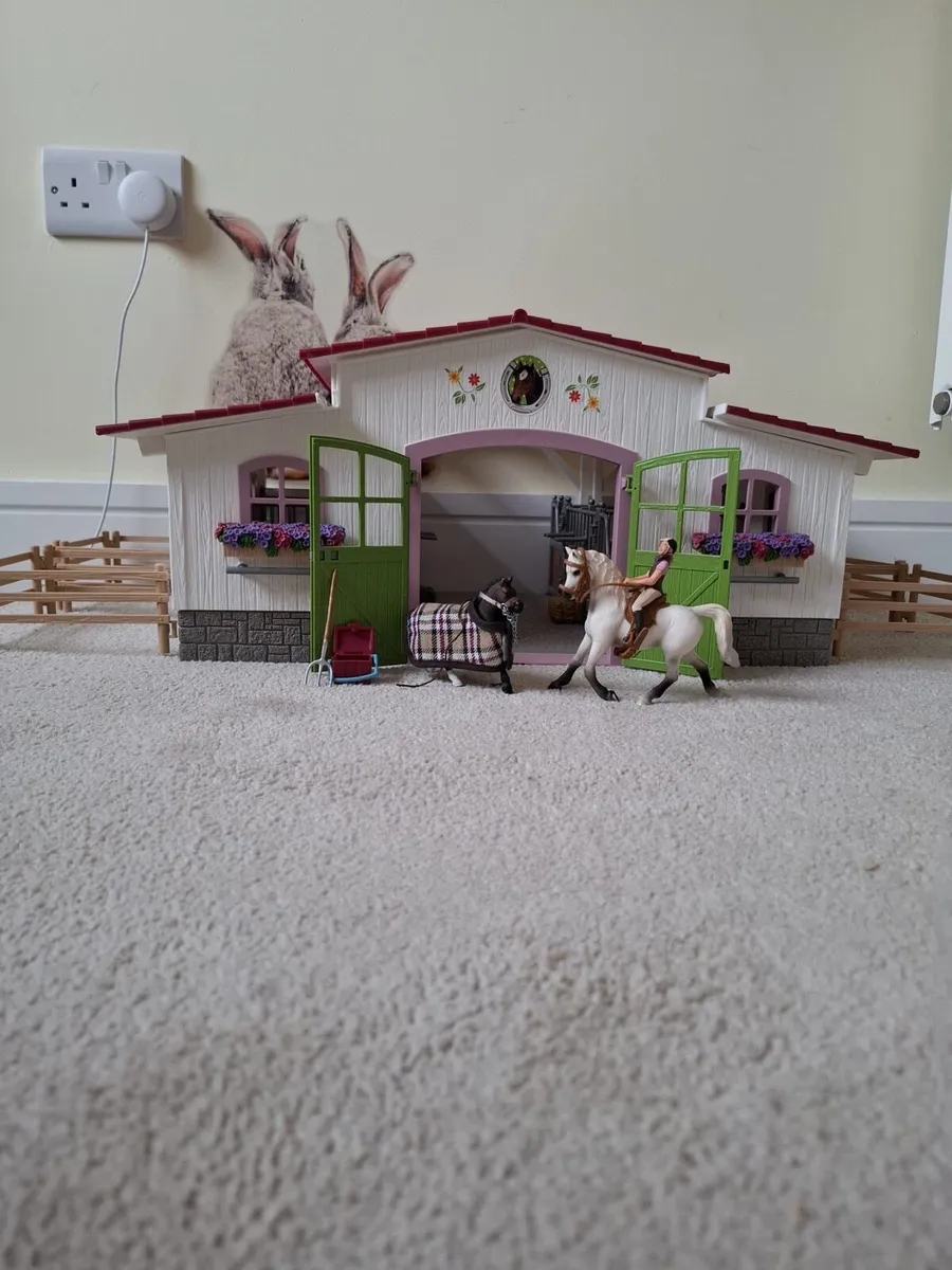 Schleich stable whole set - Image 1