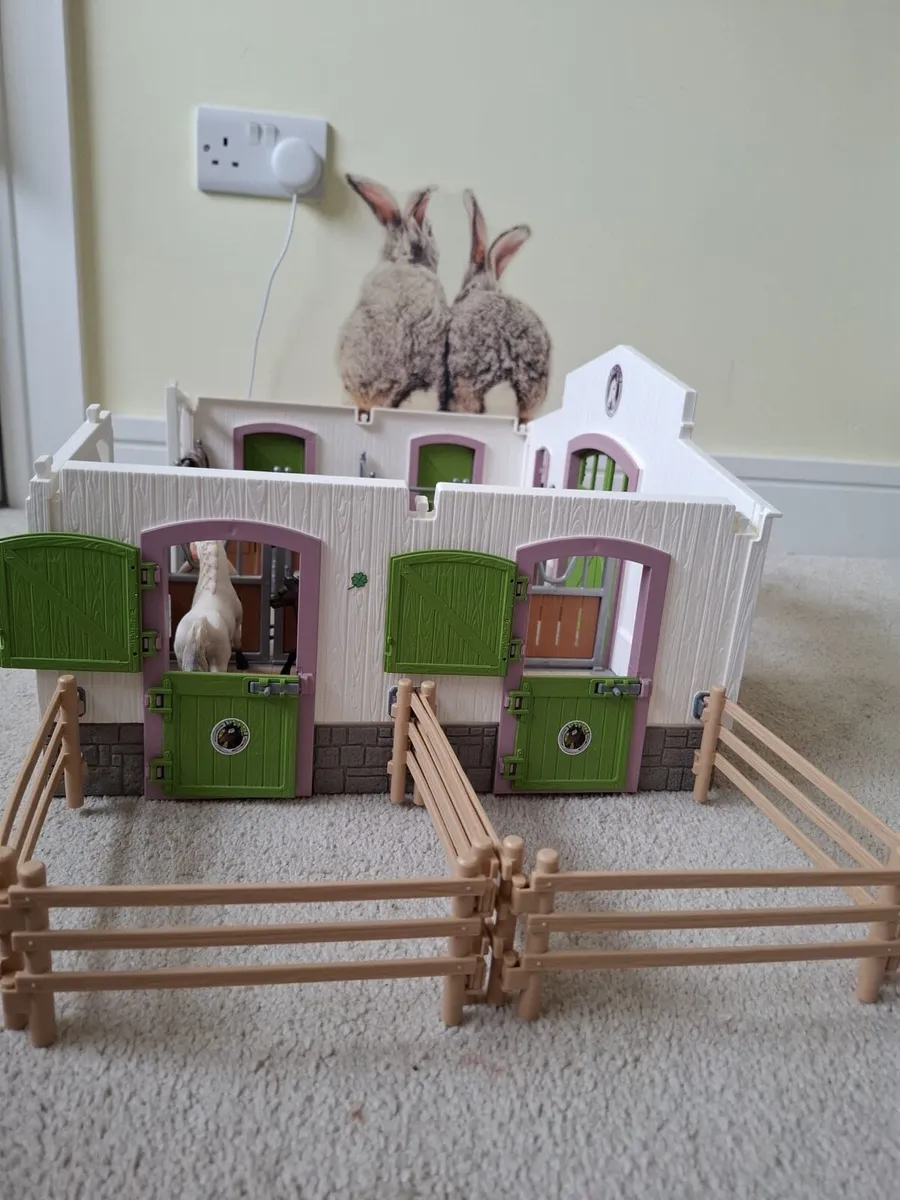 Schleich stable whole set - Image 2