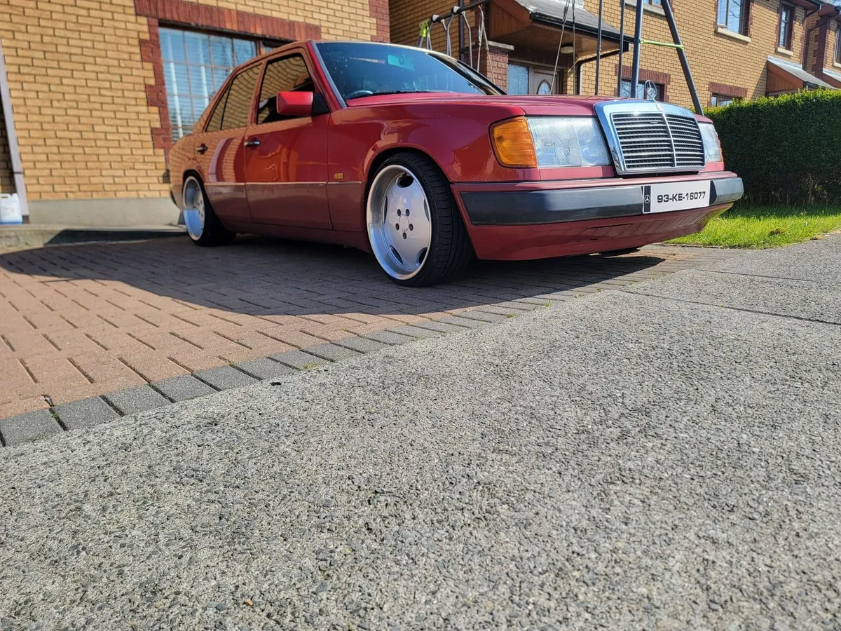 Mercedes-Benz E-Class 1993 - Image 2