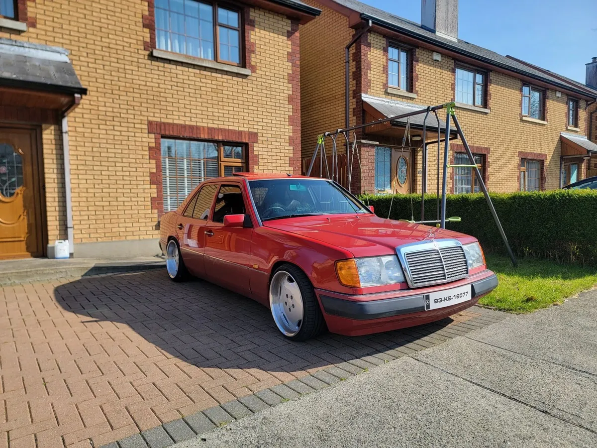 Mercedes-Benz E-Class 1993 - Image 1