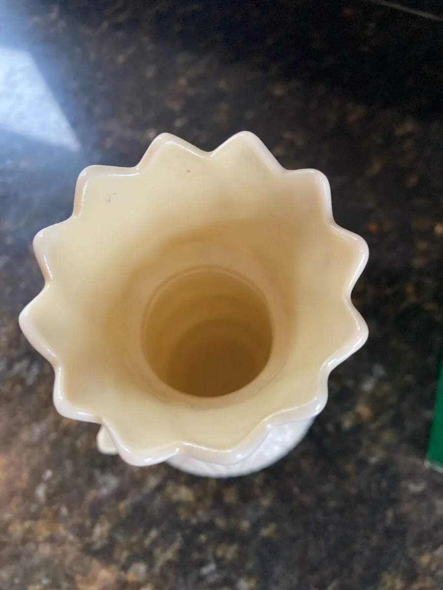 Belleek 1955 - 1965 fish vase - Image 4