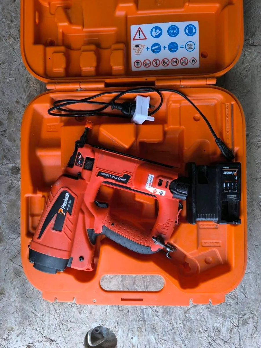 Paslode im 50 F18 2nd fix 
Battery
Charger - Image 1