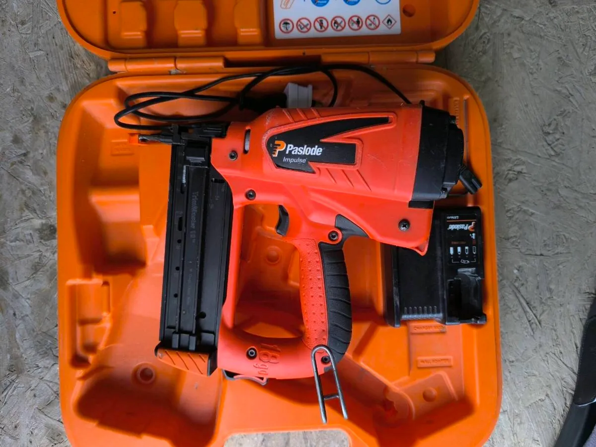 Paslode im 50 F18 2nd fix 
Battery
Charger - Image 2
