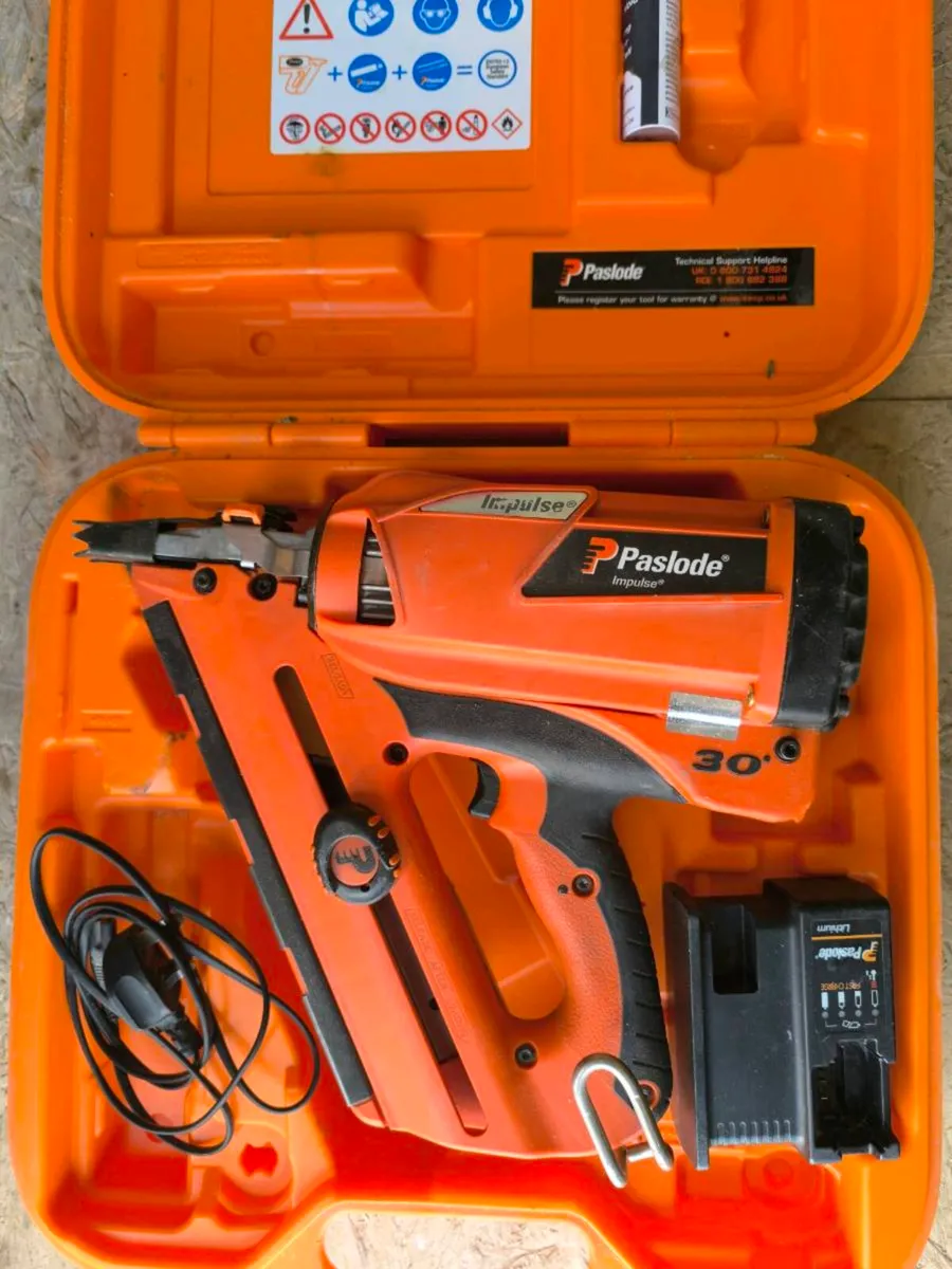 Paslode im 350 1st fix 
Battery
Charger - Image 2