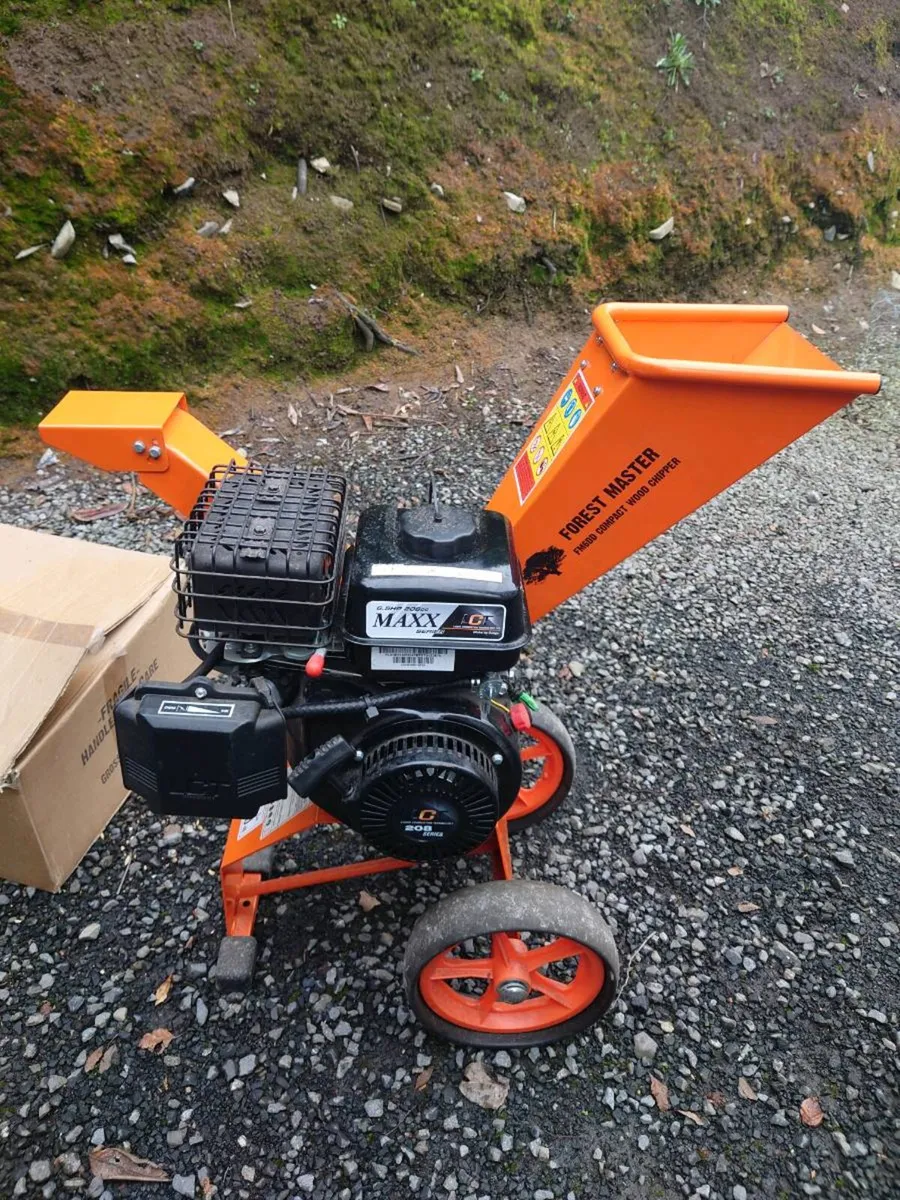 Wood chipper. - Image 1