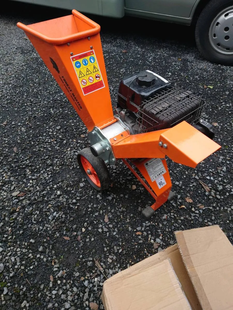 Wood chipper. - Image 2