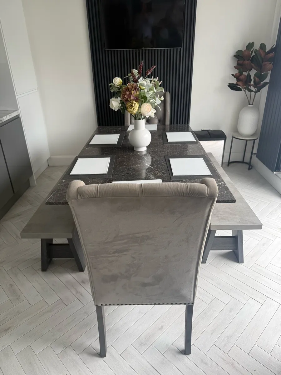 Dining table - Image 1