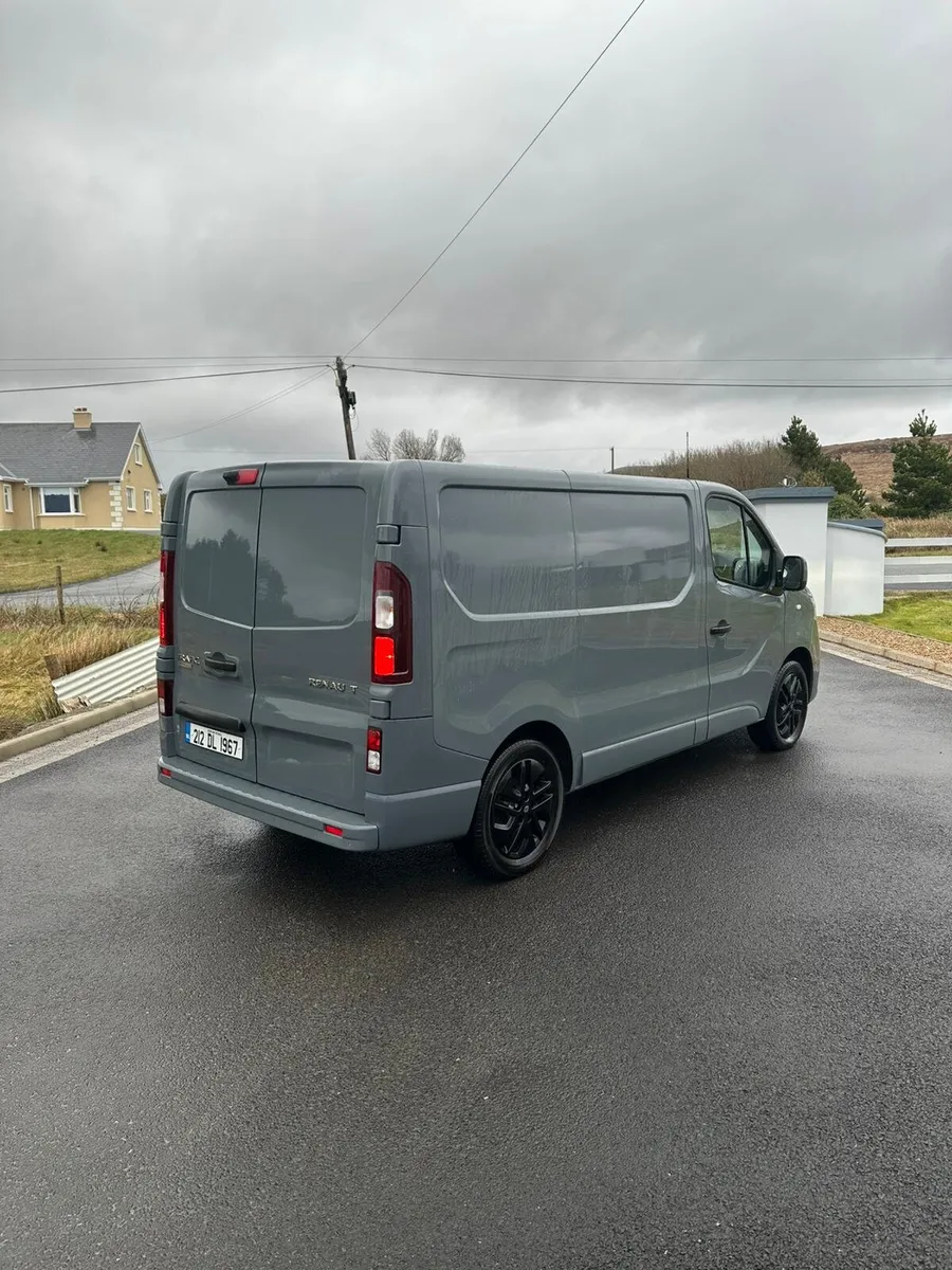 2021 renault traffic black edition - Image 4