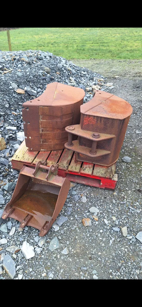 3 x Mini Digger buckets - Image 1