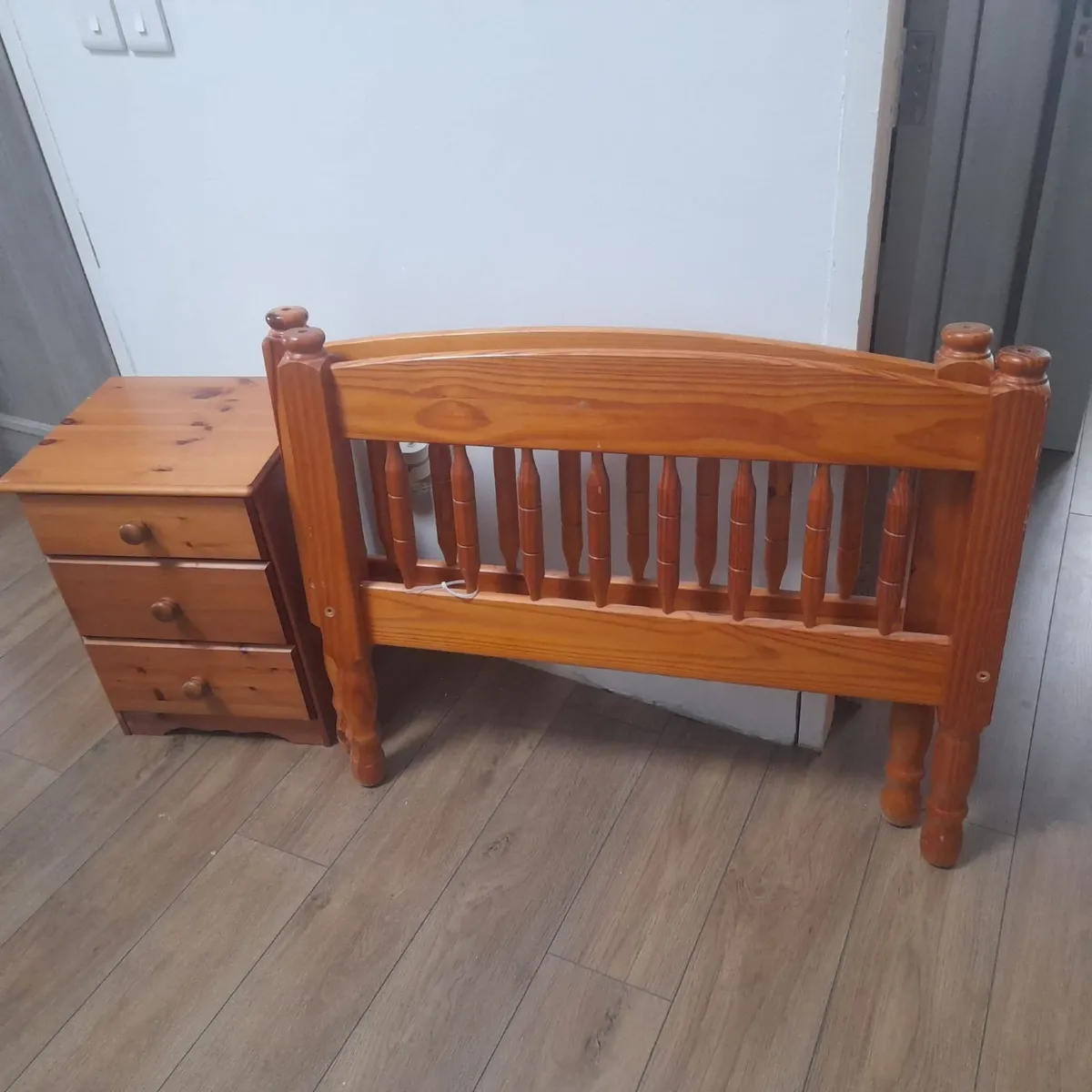 Bed frames, bed bases and a locker - Image 4