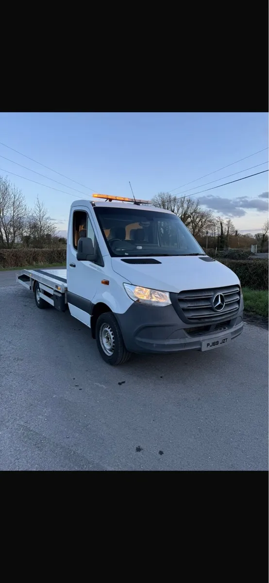 Recovery truck - Image 1