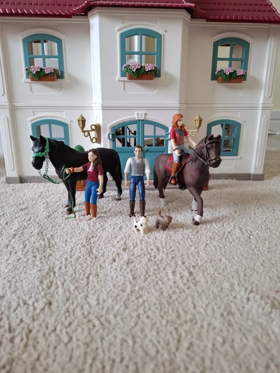 Schleich house and stable - Image 1