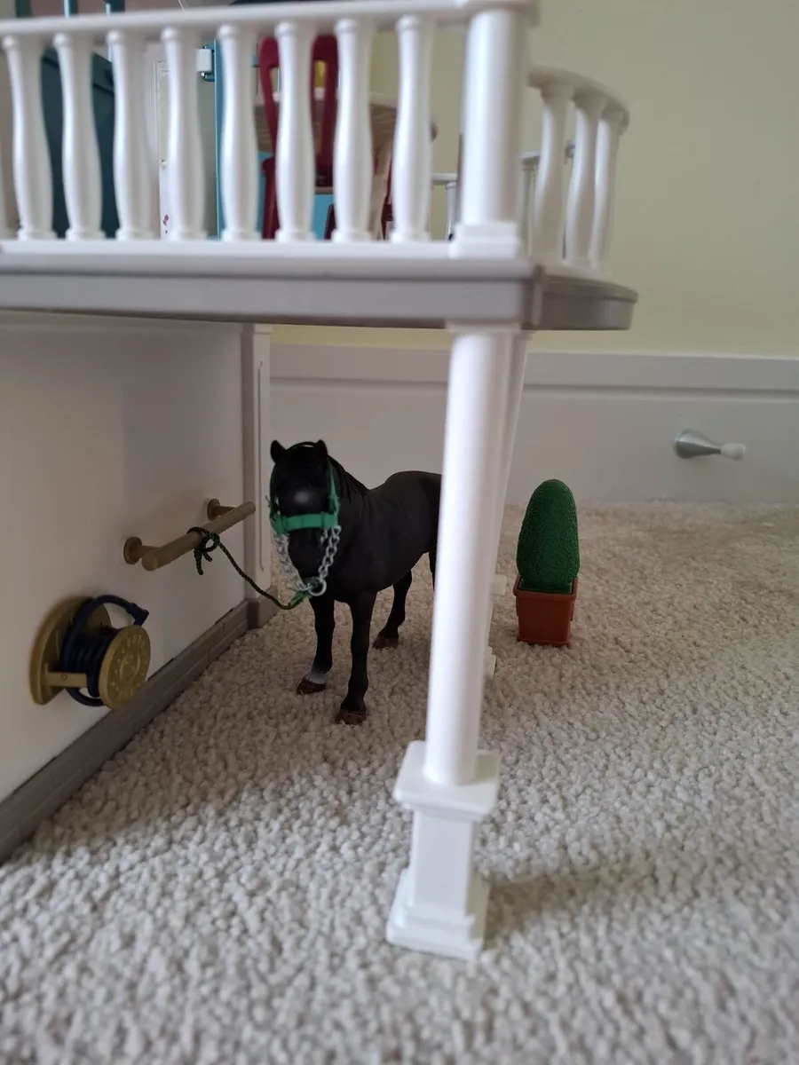 Schleich house and stable - Image 2